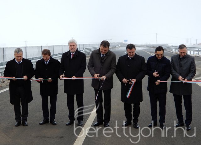 Átadták az autópályát 13